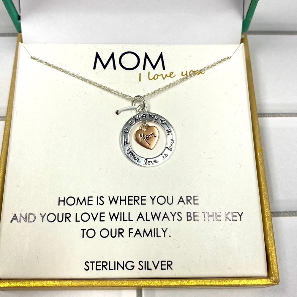NWT Mom necklace